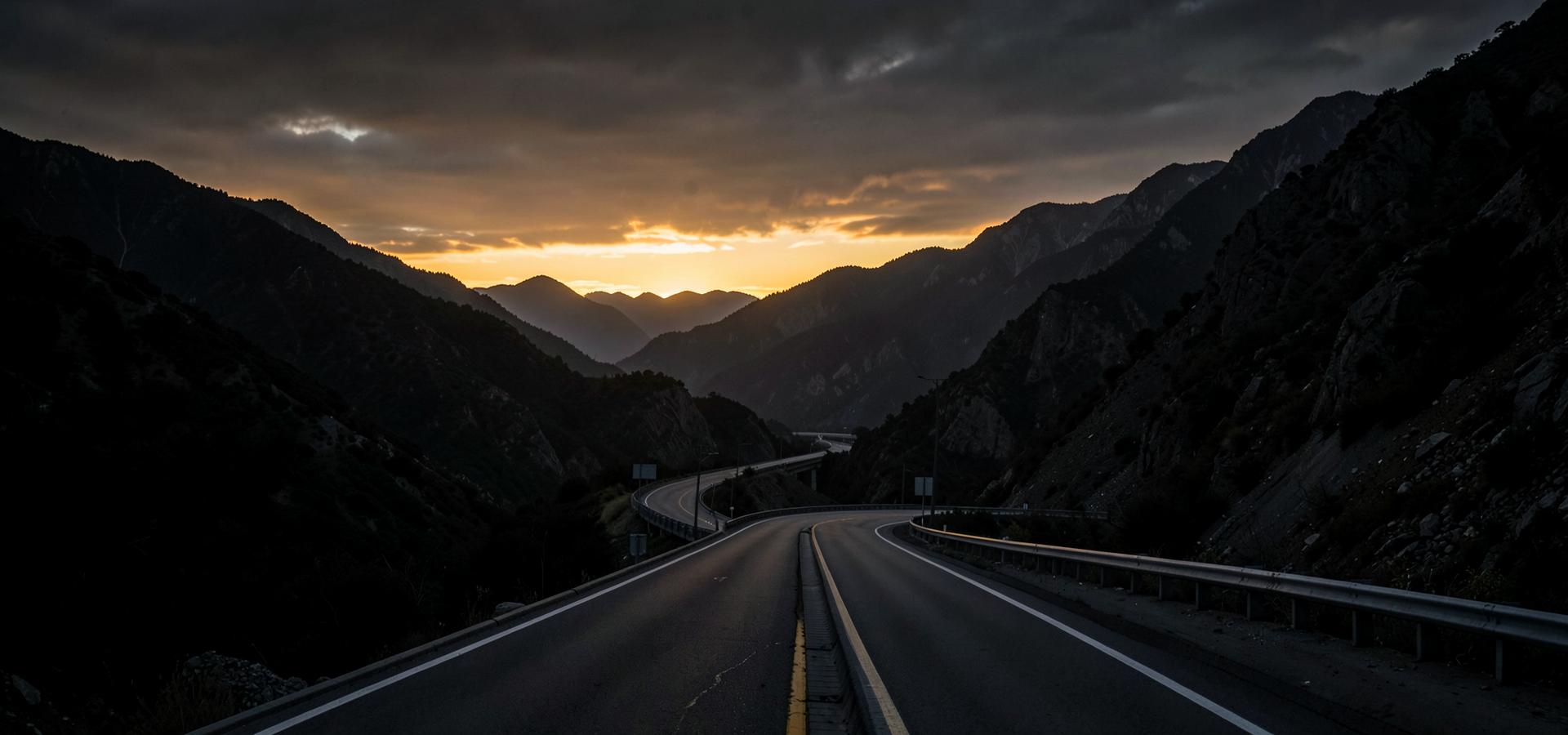 Imagen de referencia de carretera de montaña al atardecer